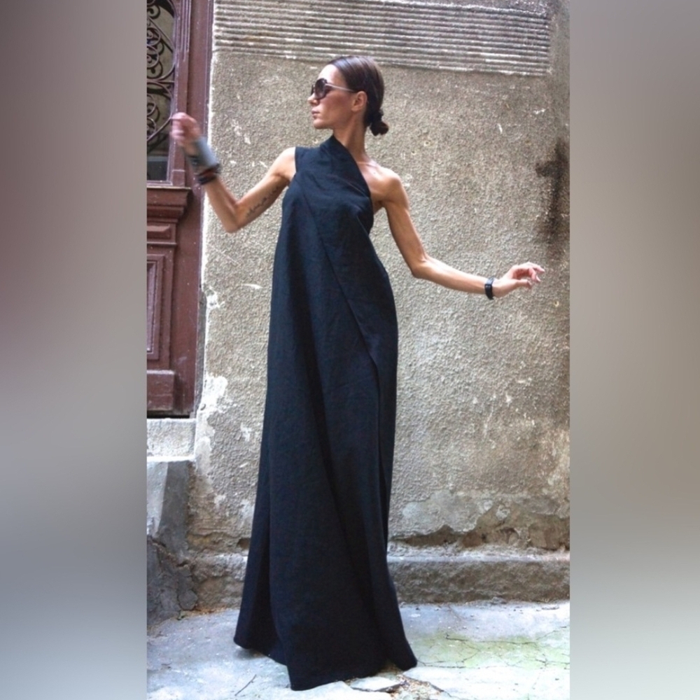 Elegant Black Halter Maxi Dress